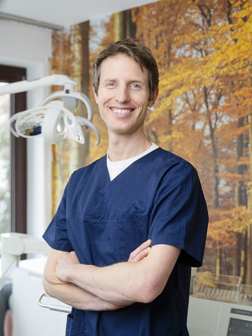 <strong>Dr. Steffen Carstens</strong><br/ ><br/ >Zahnarzt