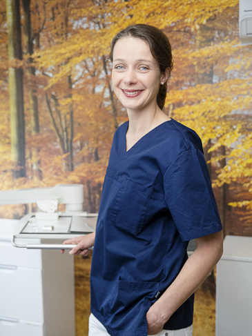 <strong>Dr. Charlotte Carstens</strong><br/ ><br/ >Zahnärztin